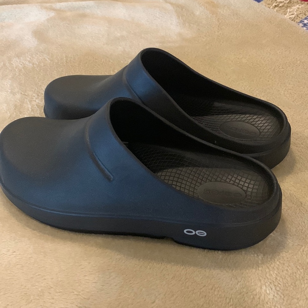 OOFOS black cloogs slide ons impact absorping mens10/womens12
